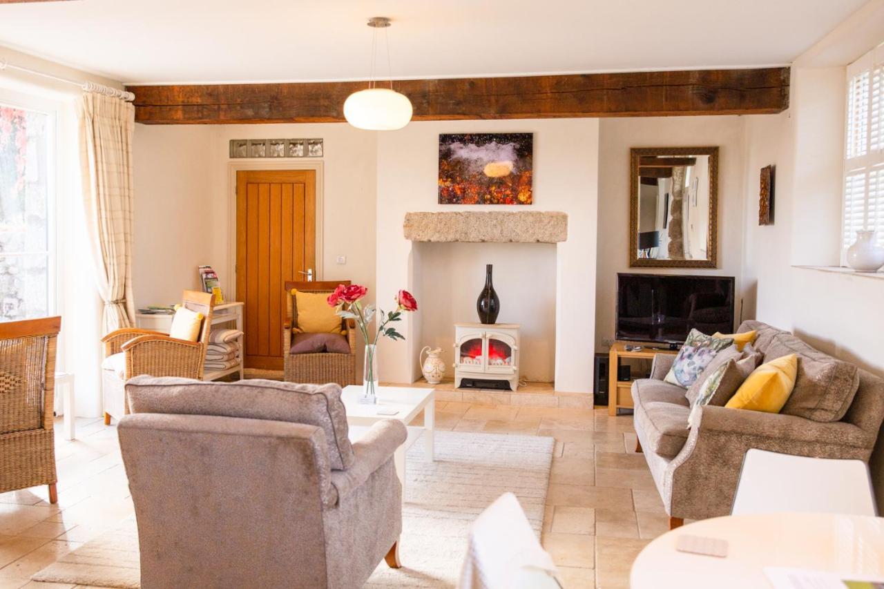 Higher Weddicott Barn Holiday Cottage - Self Catering Чагфорд Екстериор снимка
